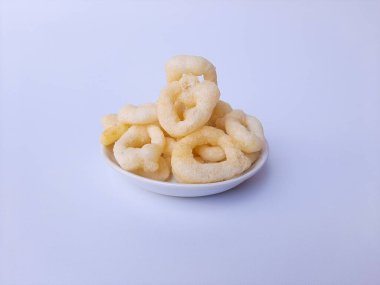 Lanting, Endonezya, Kebumen 'den geleneksel atıştırmalık. Kızarmış kaju hamurundan yapılmış. Beyaz arkaplanda izole.