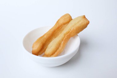 İki dilim pasta ya da pasta, Asya 'dan popüler geleneksel atıştırmalıklar. Küçük beyaz tabakta servis edilir, beyaz arkaplanda izole edilir.