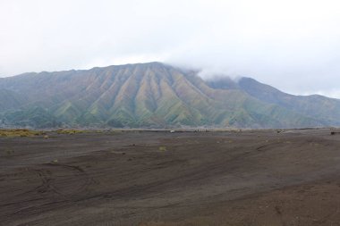 Endonezya 'daki Bromo Tengger Semeru Ulusal Parkı. Kum denizi ve Dul Tepesi manzarası