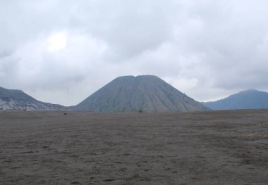 Endonezya 'daki Bromo Tengger Semeru Ulusal Parkı. Kum denizi manzarası ve