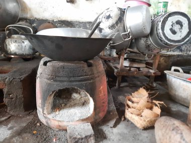 Eski Java mutfak setinde geleneksel soba. Çamurdan yapılmış malzemeler, kömür odunundan siyah leke gelir.