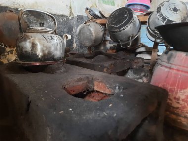 Eski Java mutfak setinde geleneksel soba. Çamurdan yapılmış malzemeler, kömür odunundan siyah leke gelir.