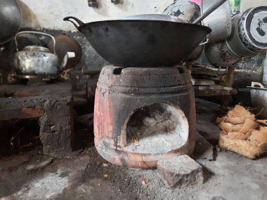 Eski Java mutfak setinde geleneksel soba. Çamurdan yapılmış malzemeler, kömür odunundan siyah leke gelir.
