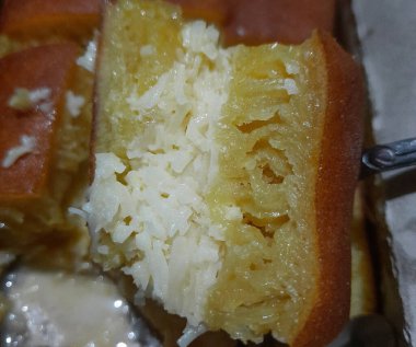 Martabak manis, Endonezya 'dan gelen peynirle dolu kalın katlanmış gözleme. Tatlı tat.