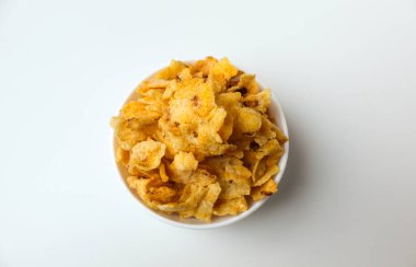 Marning, önce ezilmiş mısırdan sonra kızartılmış bir aperatiftir. Lezzetli. Endonezya 'nın merkezinden tanınan biri. Beyaz arka planda izole edilmiş. Üst görünüm