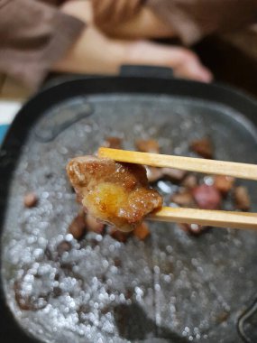 Izgarada küçük küp biftek pişiriyorum.