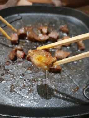 Izgarada küçük küp biftek pişiriyorum.