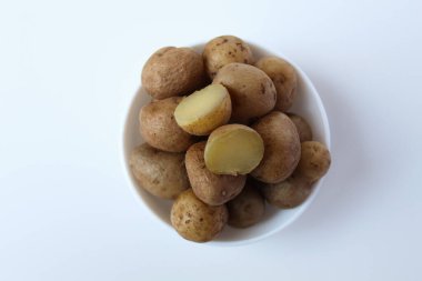 Bebek patatesler ya da piştikten sonra Solanum tüberozum. Beyaz kasenin içinde, beyaz arka planda izole edilmiş.