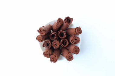 Semprong ya da Çin böreği, Endonezya 'dan geleneksel atıştırmalık, çikolata aromalı. İnce yuvarlanmış krep, sonra da kesilmiş. Zevkli. Beyaz arkaplanda izole