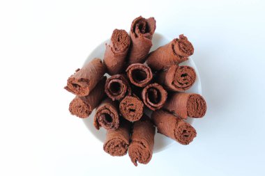 Semprong ya da Çin böreği, Endonezya 'dan geleneksel atıştırmalık, çikolata aromalı. İnce yuvarlanmış krep, sonra da kesilmiş. Zevkli. Beyaz arkaplanda izole