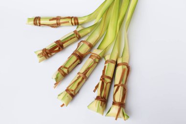 Lepet, Endonezya 'dan geleneksel aperatif, glutinous pilavı, soya fasulyesi ve rendelenmiş hindistan cevizi. Genç palmiye yapraklarına sarılmış. Pişmeden önce. Beyaz arkaplanda izole