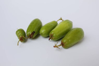 Averrhoa bilimbi ya da Endonezya 'da tırmanan wuluh, beyaz arka planda izole edilmiş.