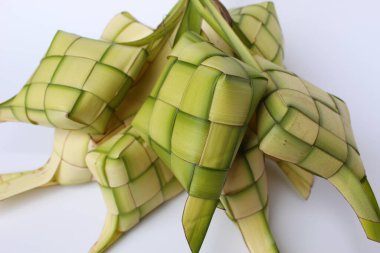 Ketupat ambalajı, genç hindistan cevizi yapraklarından yapılır. Beyaz arkaplanda izole
