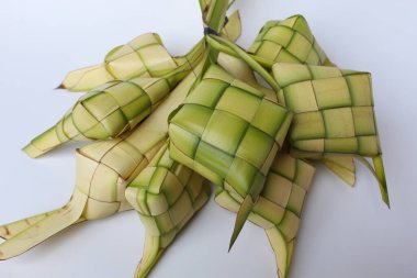 Ketupat ambalajı, genç hindistan cevizi yapraklarından yapılır. Beyaz arkaplanda izole