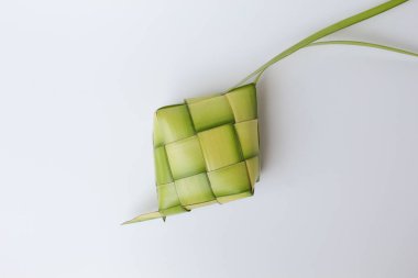 Ketupat ambalajı, genç hindistan cevizi yapraklarından yapılır. Beyaz arkaplanda izole
