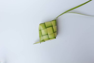 Ketupat ambalajı, genç hindistan cevizi yapraklarından yapılır. Beyaz arkaplanda izole