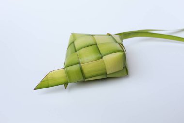 Ketupat ambalajı, genç hindistan cevizi yapraklarından yapılır. Beyaz arkaplanda izole