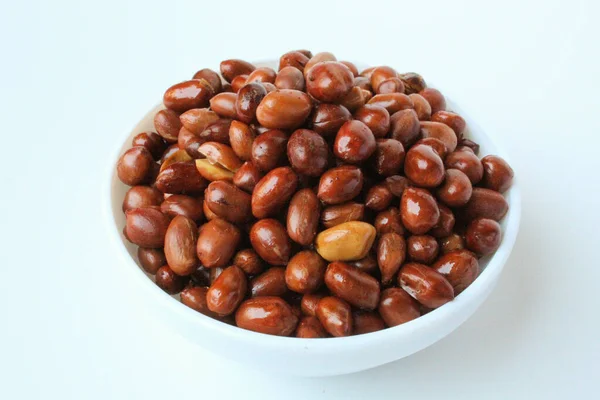 Gebratene Erdnüsse Weißer Schüssel Isoliert Auf Weißem Hintergrund — Stockfoto
