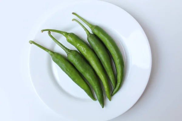 Μακρύ Πράσινο Τσίλι Λευκό Πιάτο Απομονωμένο Λευκό Φόντο Επίπεδη Κάτοψη — Φωτογραφία Αρχείου