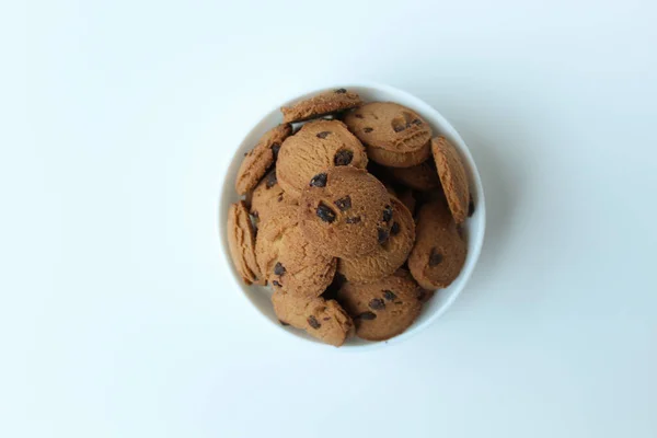 Chocoladekoekjes Een Witte Kom Geïsoleerd Witte Achtergrond — Stockfoto