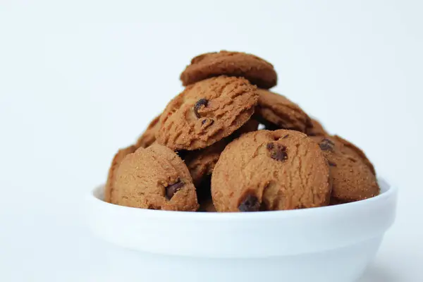 Biscuits Aux Pépites Chocolat Dans Bol Blanc Isolé Sur Fond — Photo