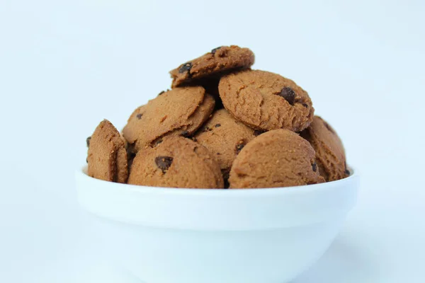 Biscuits Aux Pépites Chocolat Dans Bol Blanc Isolé Sur Fond — Photo