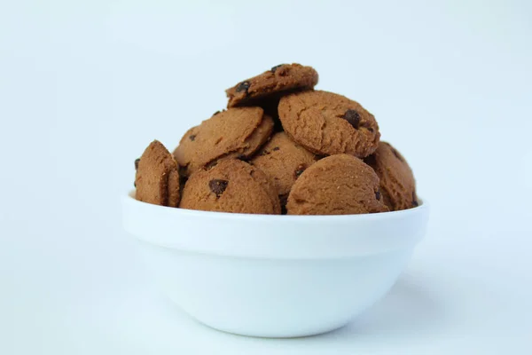 Biscuits Aux Pépites Chocolat Dans Bol Blanc Isolé Sur Fond — Photo