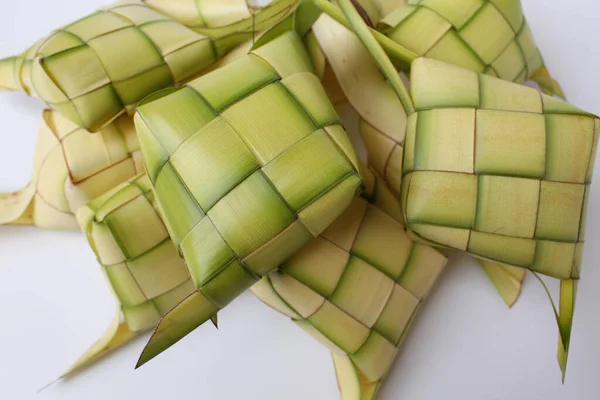 Ketupat Wikkel Gemaakt Van Jonge Kokosbladeren Geïsoleerd Witte Achtergrond — Stockfoto