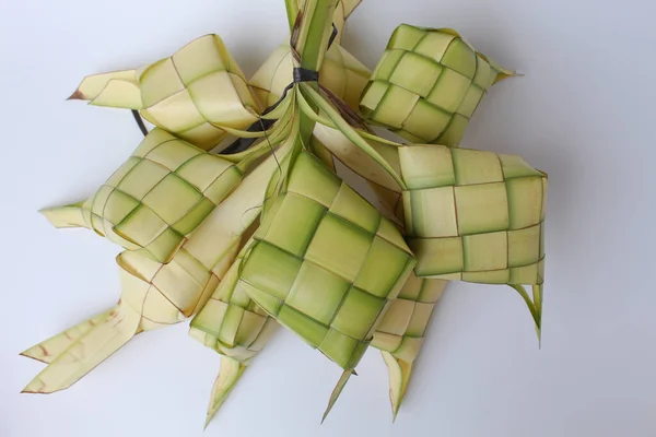 Ketupatský Zábal Vyrobený Mladých Kokosových Listů Izolováno Bílém Pozadí — Stock fotografie