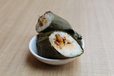 Arem-arem Endonezya 'dan geleneksel bir aperatiftir. Yapışkan pirinçten yapılmış, baharatlı tavuk dilimleriyle dolu, sonra muz yaprağına sarılmış ve buğulanmış.