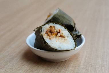 Arem-arem Endonezya 'dan geleneksel bir aperatiftir. Yapışkan pirinçten yapılmış, baharatlı tavuk dilimleriyle dolu, sonra muz yaprağına sarılmış ve buğulanmış.