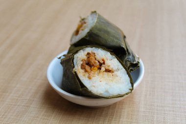 Arem-arem Endonezya 'dan geleneksel bir aperatiftir. Yapışkan pirinçten yapılmış, baharatlı tavuk dilimleriyle dolu, sonra muz yaprağına sarılmış ve buğulanmış.