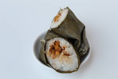 Arem-arem Endonezya 'dan geleneksel bir aperatiftir. Yapışkan pirinçten yapılmış, baharatlı tavuk dilimleriyle dolu, sonra muz yaprağına sarılmış ve buğulanmış.