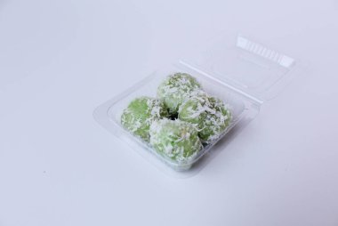 Klepon, Endonezya 'dan geleneksel bir aperatif. Glutinous Rice unundan yapılmış, içi sıvı palmiye şekeriyle dolu, rendelenmiş hindistan cevizi serpiştirilmiş. Beyaz arkaplanda izole