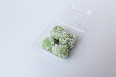 Klepon, Endonezya 'dan geleneksel bir aperatif. Glutinous Rice unundan yapılmış, içi sıvı palmiye şekeriyle dolu, rendelenmiş hindistan cevizi serpiştirilmiş. Beyaz arkaplanda izole