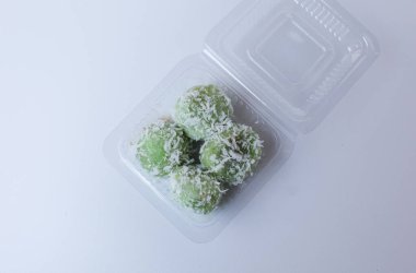 Klepon, Endonezya 'dan geleneksel bir aperatif. Glutinous Rice unundan yapılmış, içi sıvı palmiye şekeriyle dolu, rendelenmiş hindistan cevizi serpiştirilmiş. Beyaz arkaplanda izole
