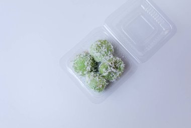 Klepon, Endonezya 'dan geleneksel bir aperatif. Glutinous Rice unundan yapılmış, içi sıvı palmiye şekeriyle dolu, rendelenmiş hindistan cevizi serpiştirilmiş. Beyaz arkaplanda izole