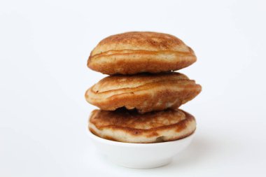 Kue Samir ya da Kamir ya da Khamir, Pemalang, Endonezya 'dan geleneksel krep. Arka planda izole edilmiş. Yan görünüm.