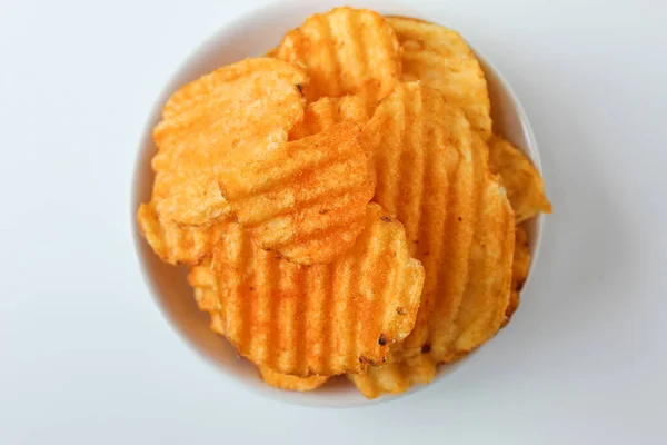 Wavy Chips Met Rode Poeder Kruiden Een Klein Bord Geïsoleerd — Stockfoto