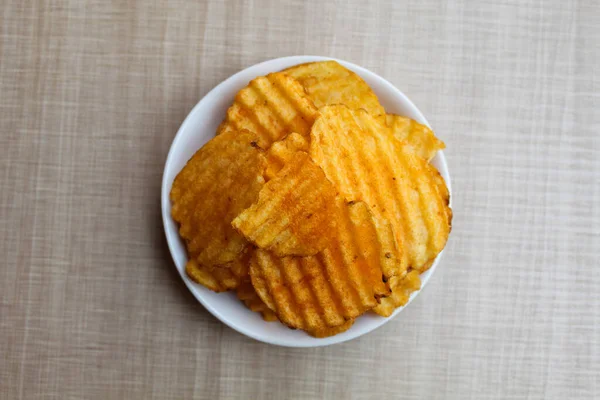 Patatas Fritas Onduladas Con Condimento Polvo Rojo Plato Pequeño Fondo — Foto de Stock