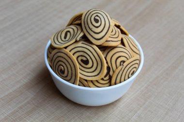 Kue Kuping Gajah, geleneksel Endonezya kurabiyeleri. Tatlı ve çıtır çıtır, benzersiz spiral desen. Ahşap arkaplan.