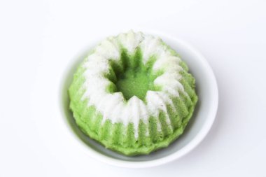 Putu ayu, Endonezya 'dan geleneksel bir aperatif. Hindistancevizi rendelenmiş kek. Küçük bir tabakta. Beyaz arkaplanda izole