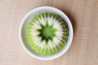 Putu ayu, Endonezya 'dan geleneksel bir aperatif. Hindistancevizi rendelenmiş kek. Küçük bir tabakta. Ahşap arka plan. Düz ya da üst görünüm