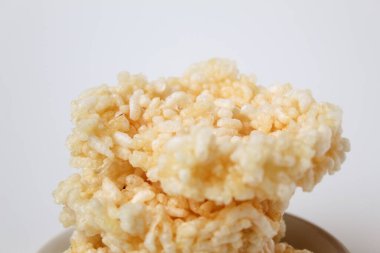 Rengginang, Endonezya 'dan geleneksel krakerler. Yapışkan pirinçten yapılmış. Kurutulmuş ve kızartılmış. Beyaz bir tabakta. Beyaz arkaplanda izole.