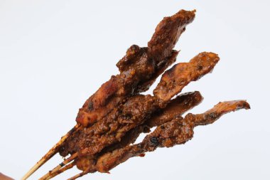 Fıstık soslu tavuk kanadı, bambu şiş. Endonezya geleneksel yemekleri. Elinle tut. Beyaz arkaplanda izole