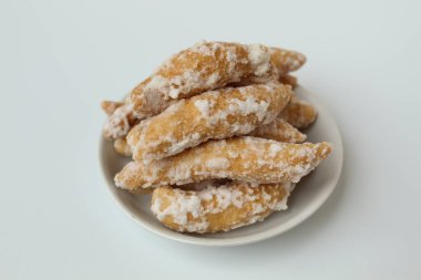 Widaran manisi, telur Gabus manis olarak da bilinir. Endonezya geleneksel çerezi. Kızarmış hamur, sonra da eritilmiş şekerle kaplanmış. Beyaz arkaplanda izole.