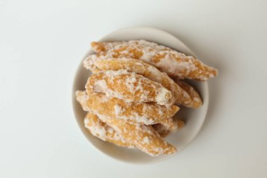 Widaran manisi, telur Gabus manis olarak da bilinir. Endonezya geleneksel çerezi. Kızarmış hamur, sonra da eritilmiş şekerle kaplanmış. Beyaz arka planda izole edilmiş. Düz ya da üst görünüm