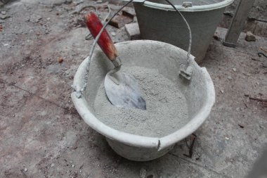 İnşaat kovası, mala ve beton karışımı. İnşaat alanında.