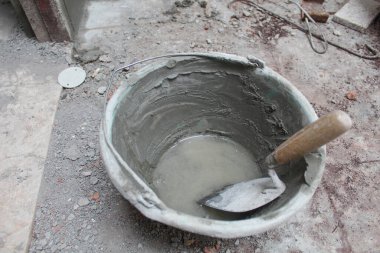 İnşaat kovası, mala ve beton karışımı. İnşaat alanında.