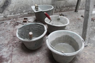 İnşaat kovası, mala ve beton karışımı. İnşaat alanında.